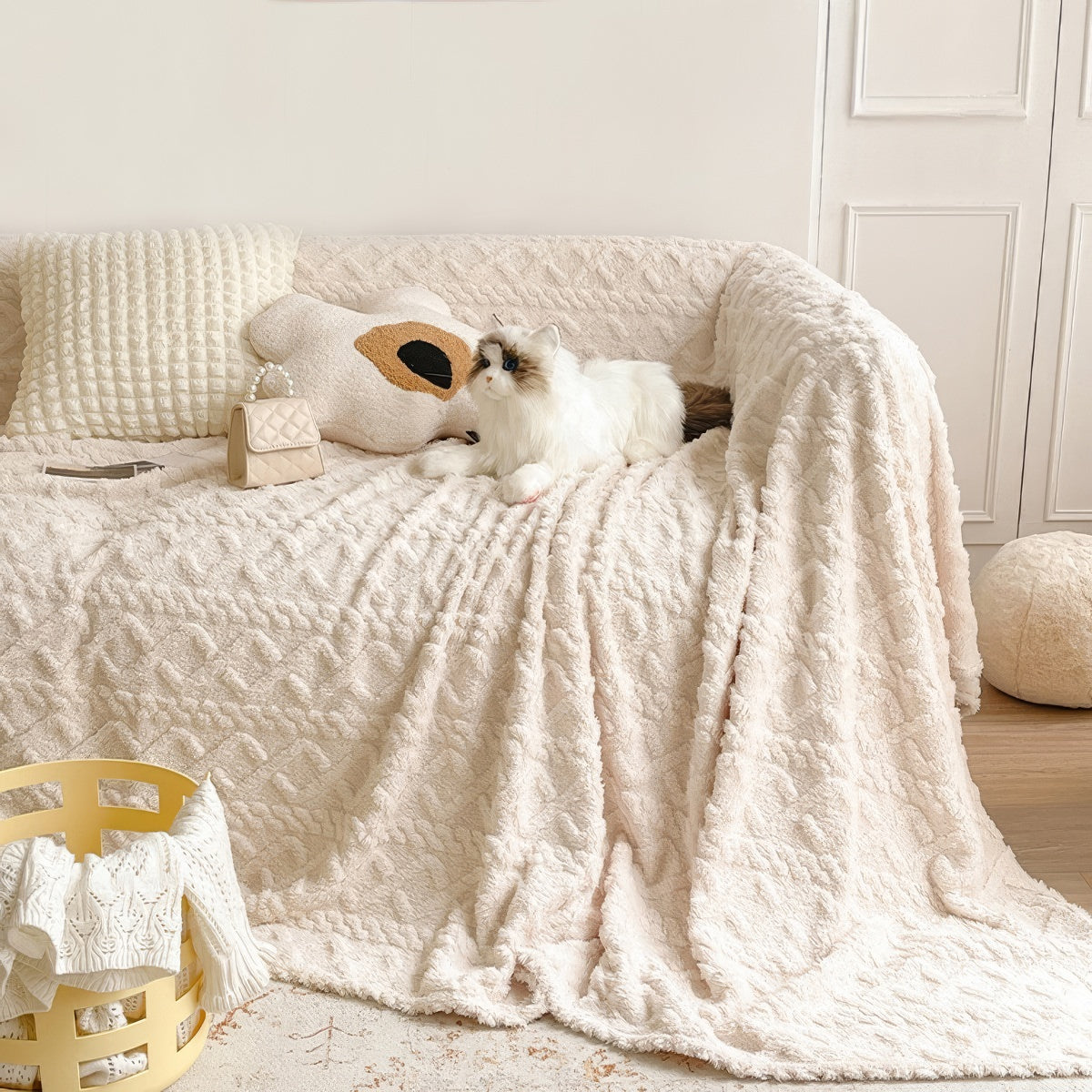 Diamond-Grid Plush Throw Blanket